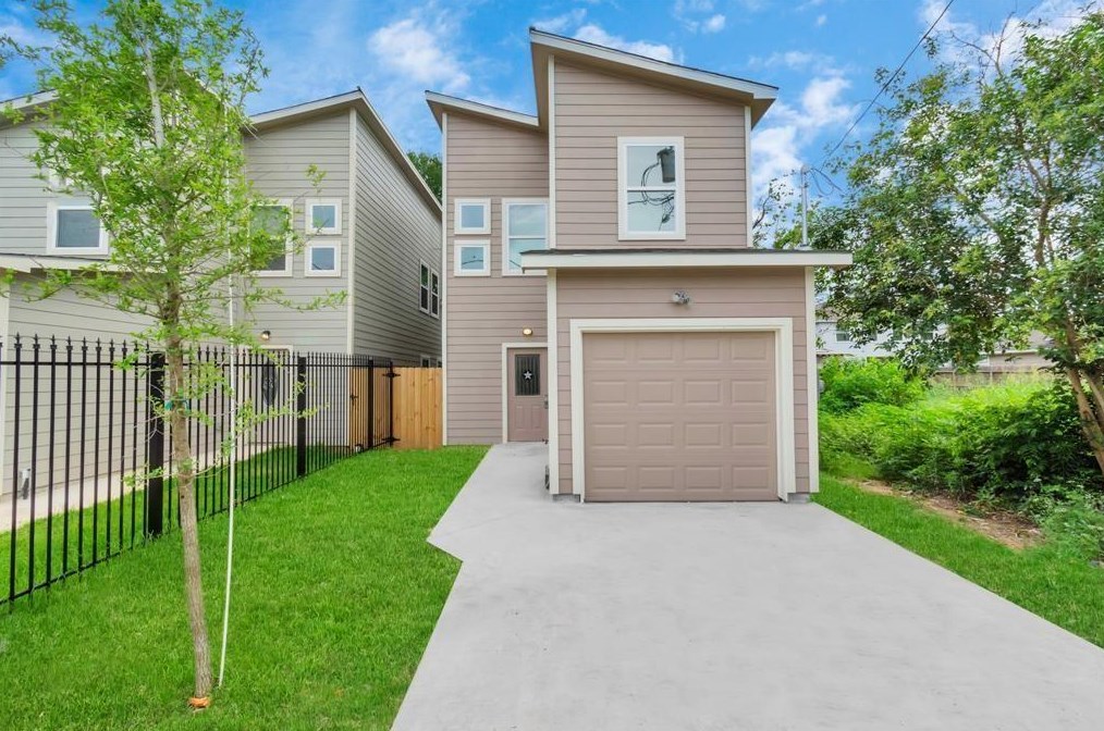 4418 Elmwood St, Houston, TX 77051