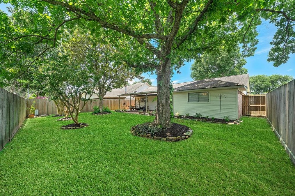 431 Leicester Ln, Houston TX  77034-5447 exterior