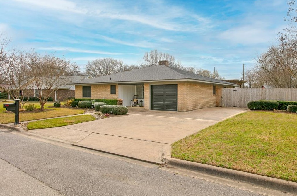 809 Dillard St, Caldwell, TX 77836-1102