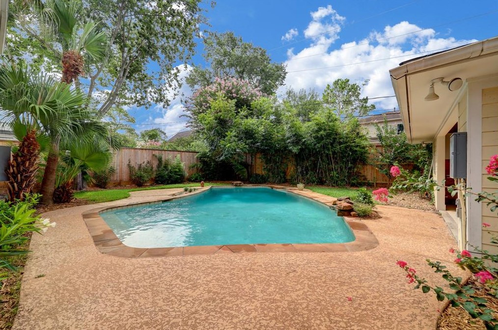 4935 Yarwell Dr, Houston TX  77096-4232 exterior