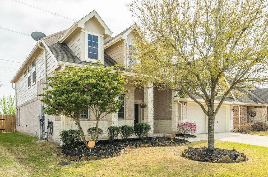 327 Lake Line Dr, Alvin, TX 77511-5154