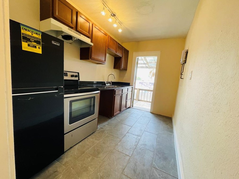 1628 Hawthorne, Houston TX  77006-4010 exterior