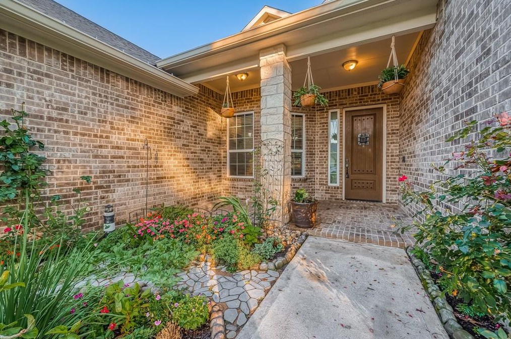 335 Woodhaven Dr, West Columbia, TX 77486-9668