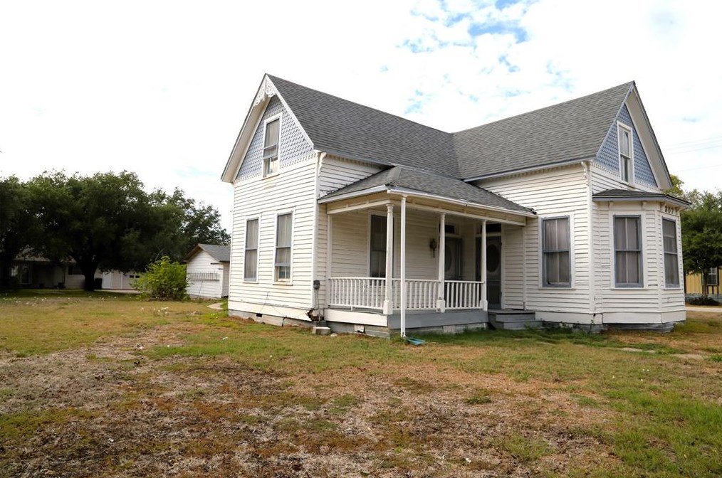 307 N Pecan, Novohrad, TX 77975