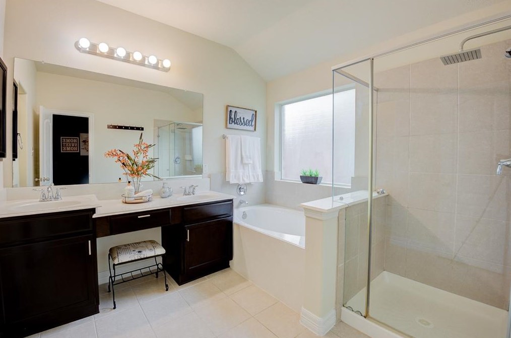 11714 Harristown Dr, Houston TX  77047-2577 exterior