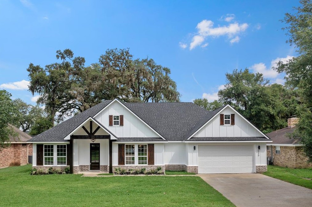 230 N Amherst Dr, West Columbia, TX 77486