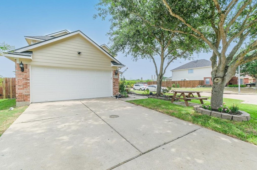 4826 Grasilla Dr, Houston, TX 77045-4051