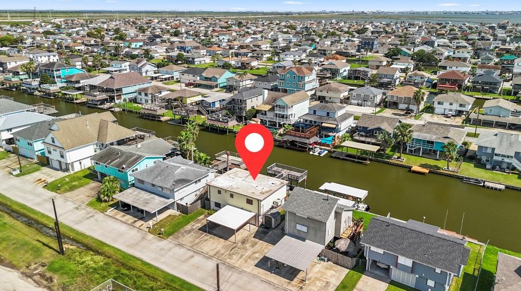 31 Dolphin St, Hitchcock, TX 77563