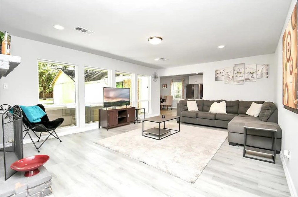 9211 Bonhomme Rd, Houston, TX 77074-6613