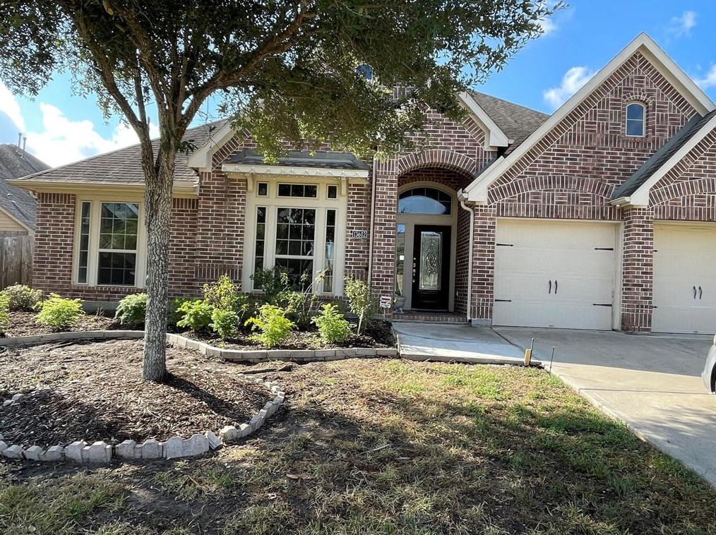 13602 Silent Walk Dr, Pearland, TX 77584