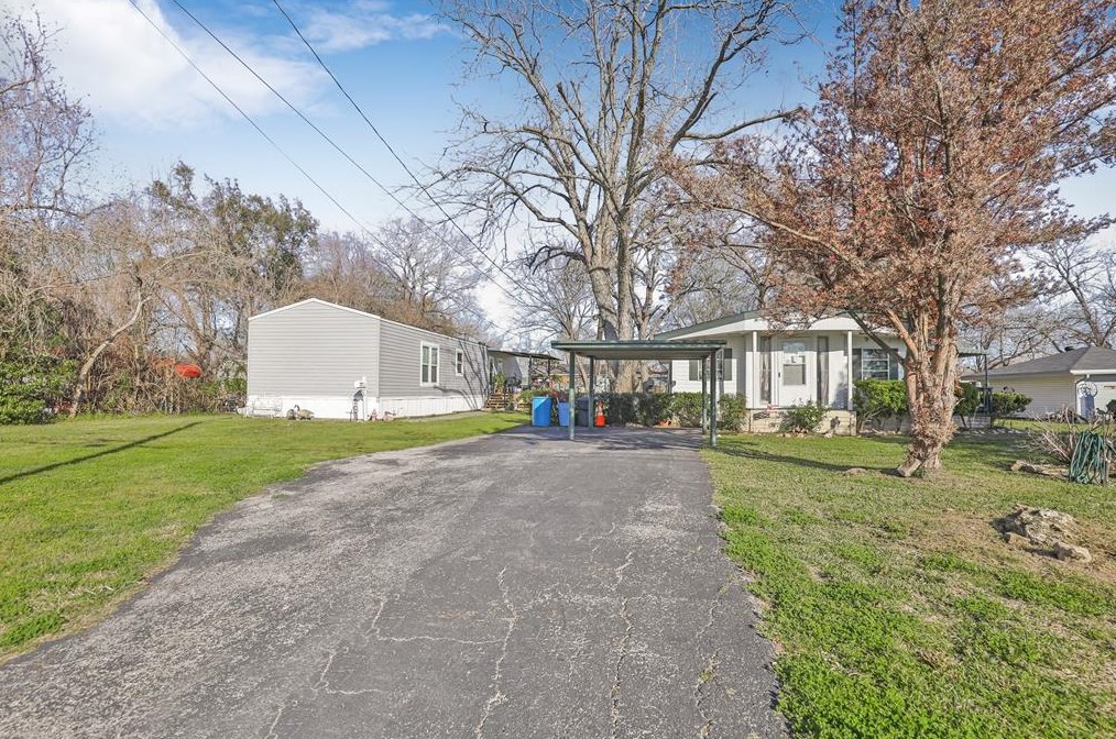 106 N 3rd St, Highlands, TX 77562