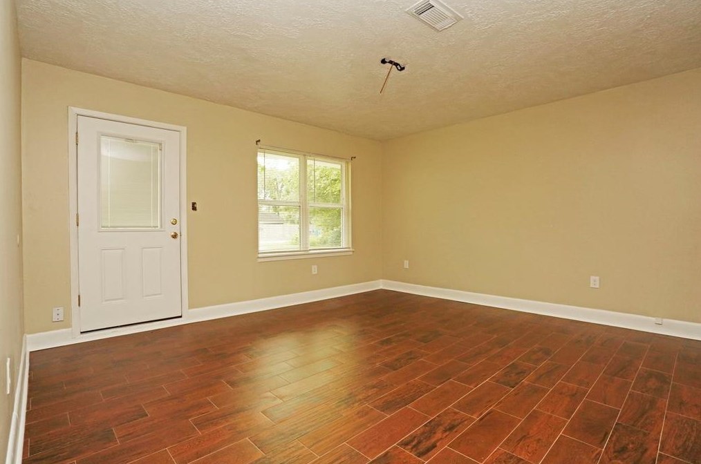 2450 W Shane St, Alvin, TX 77511