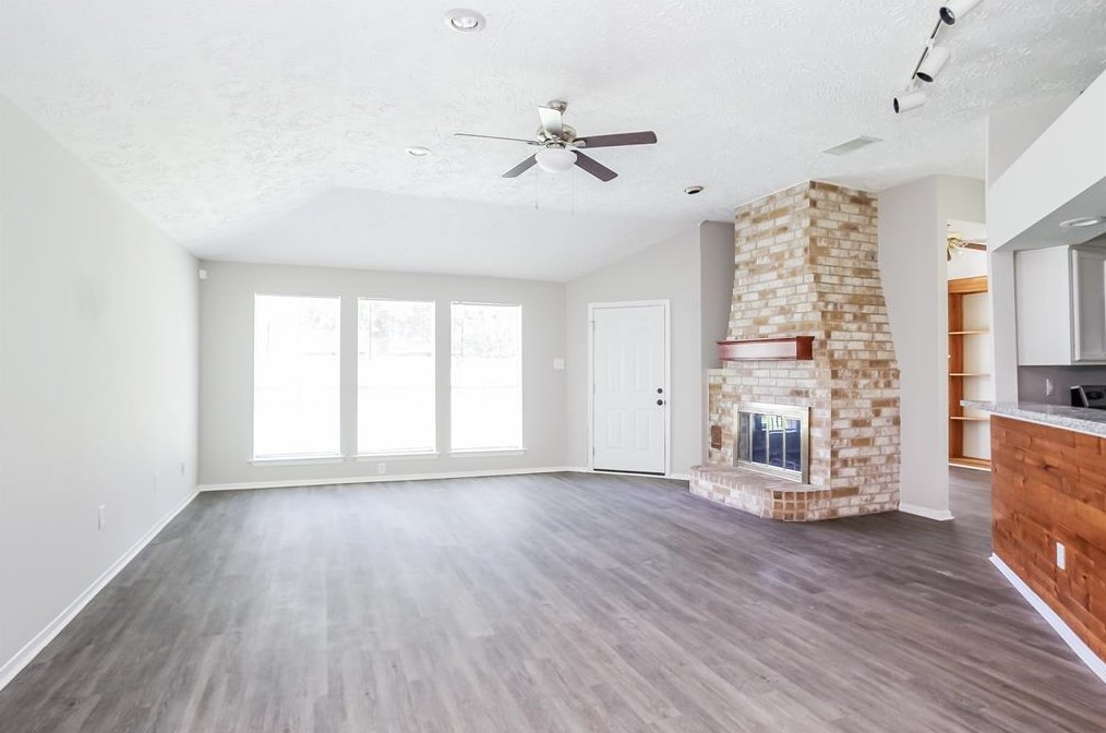 318 Brompton Ct, Highlands, TX 77562