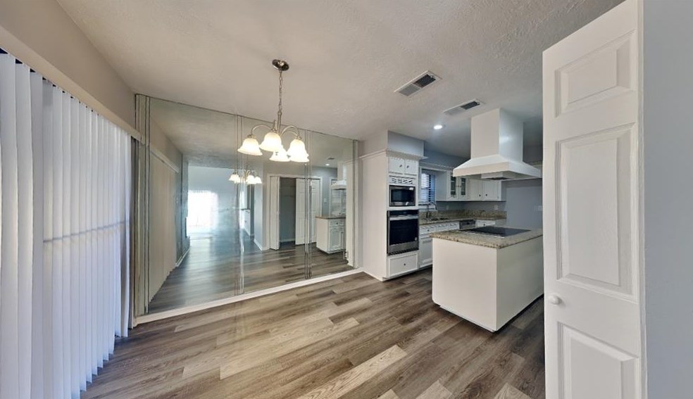 102 Old Brg Lk, Houston TX  77069-3465 exterior