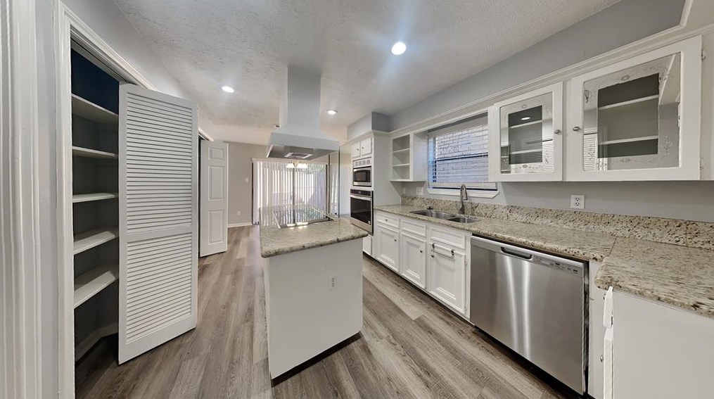 102 Old Bridge Lk, Houston TX  77069-3401 exterior