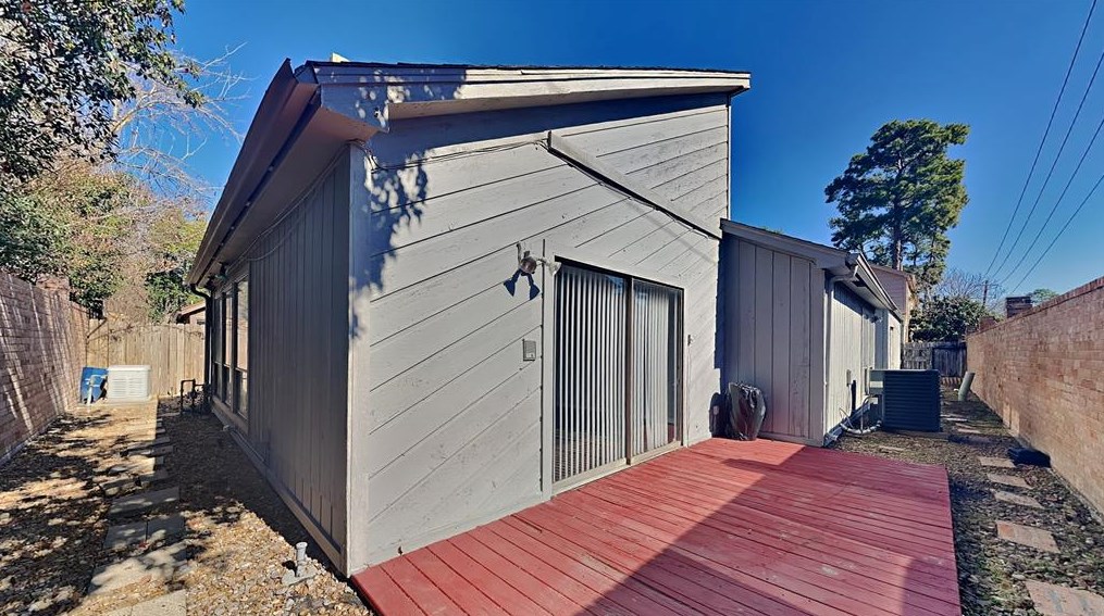 102 Old Brg Lk, Houston TX  77069-3465 exterior