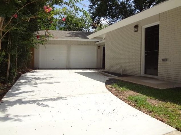 2131 Blue Willow Dr, Houston, TX 77042
