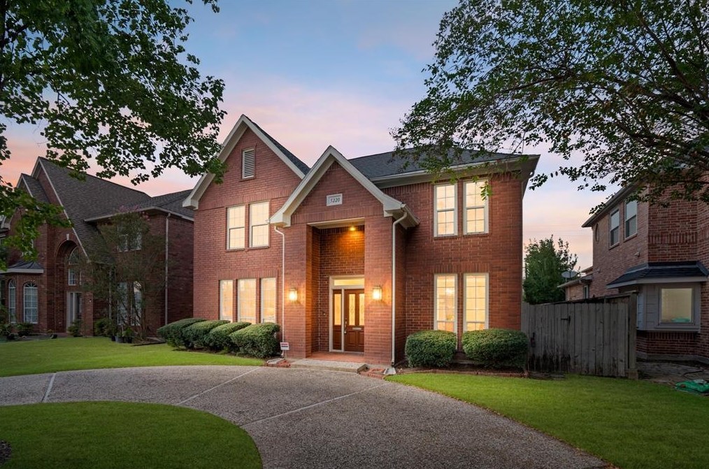 5220 Linden St, Bellaire, TX 77401