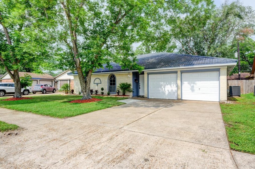 702 Yale Ln, Deer Park, TX 77536