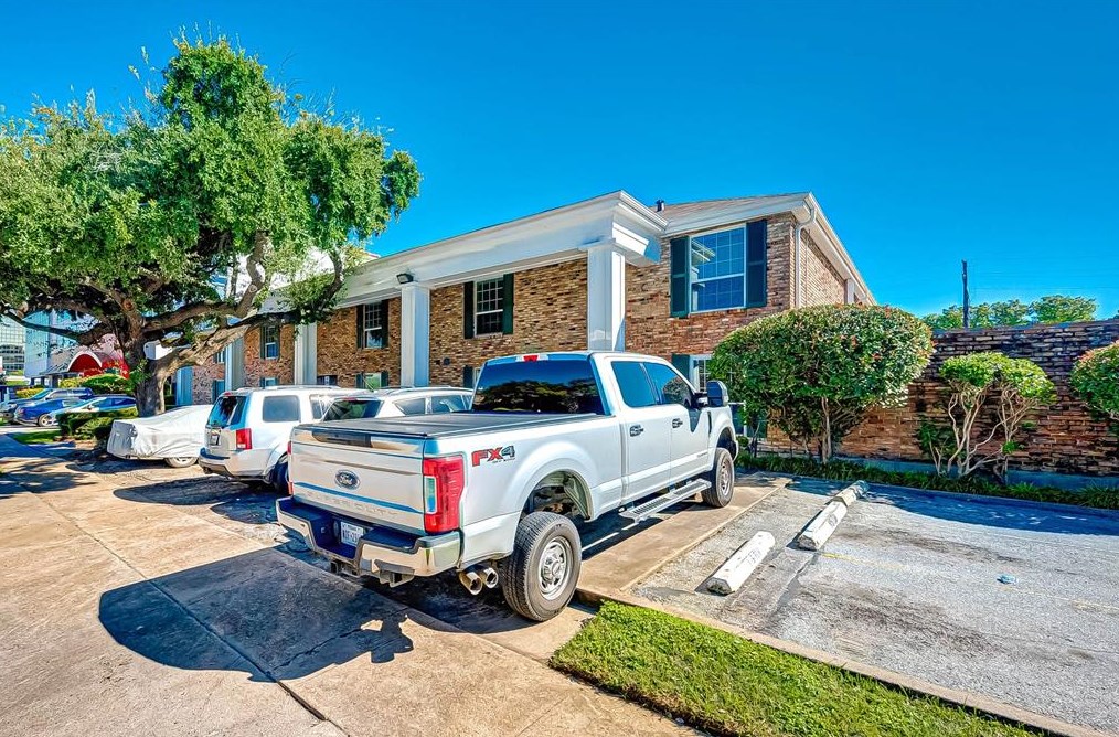 5333 Richmond Ave, Houston TX  77056-6690 exterior