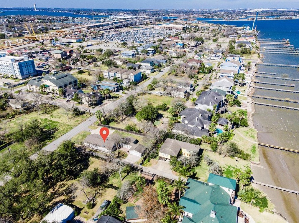 909 Kipp Ave, Kemah, TX 77565-2944