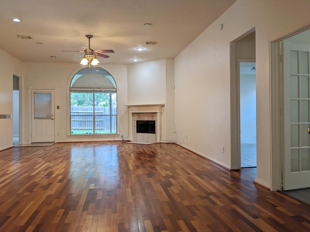 1118 E Hampton Dr, Pearland, TX 77584