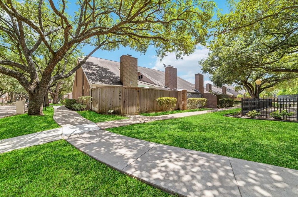13967 Hollowgreen Dr, Houston, TX 77082