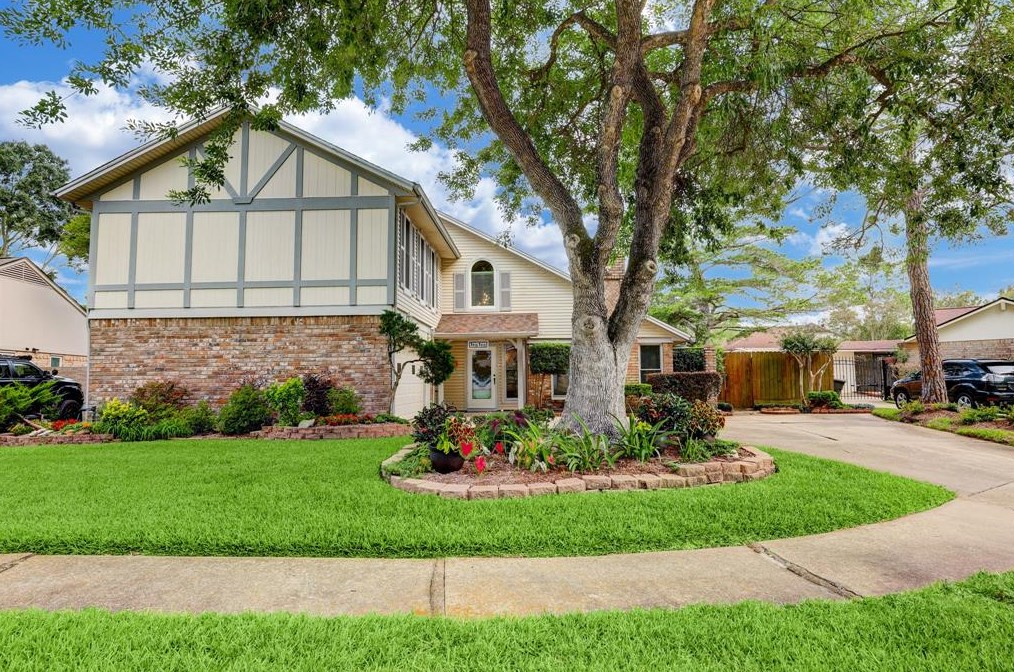 1010 Kemberton Dr, Houston, TX 77062-2717