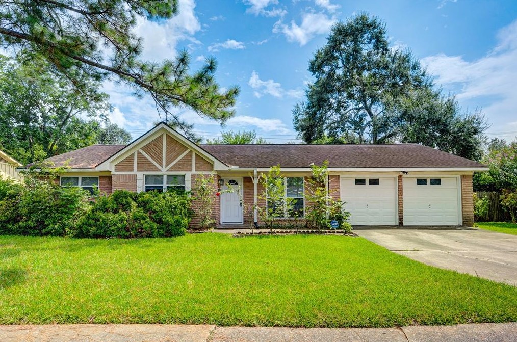 5451 Loch Lomond Dr, Houston, TX 77096