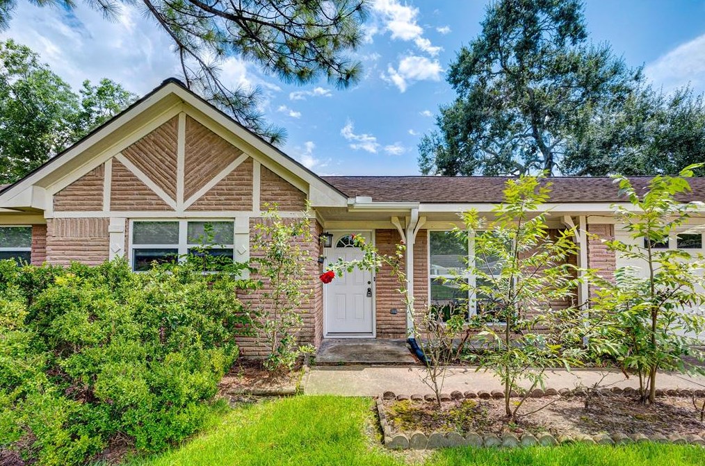 5451 Loch Lomond Dr, Houston TX  77096-2305 exterior