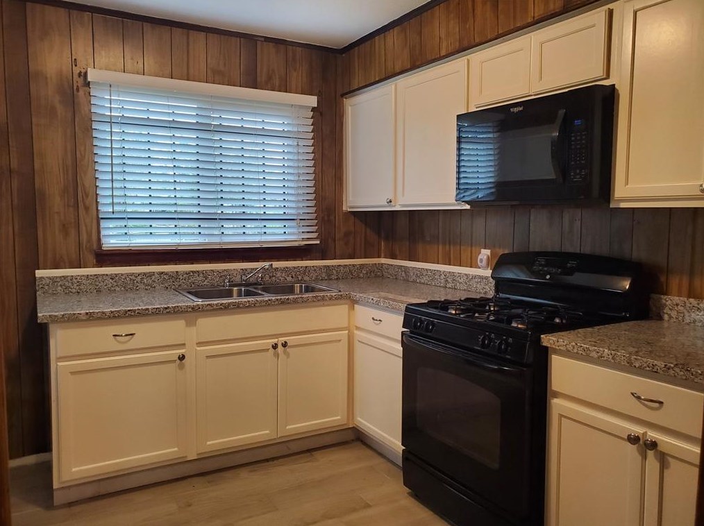 9409 Sierra Dr, Houston, TX 77051
