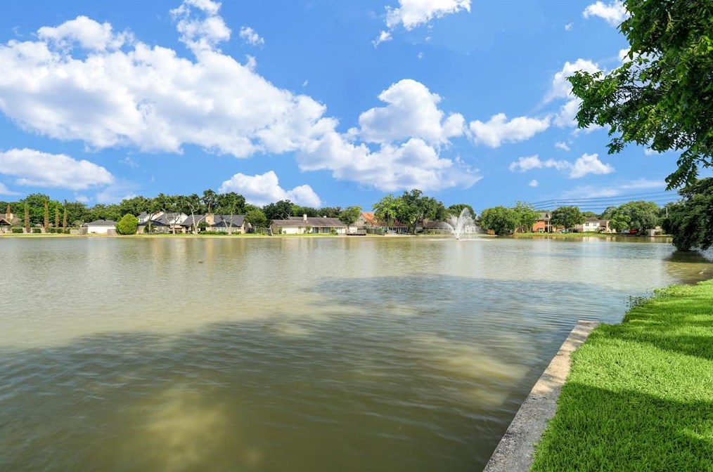 3022 Blue Mdw Cir, Sugar Land TX  exterior