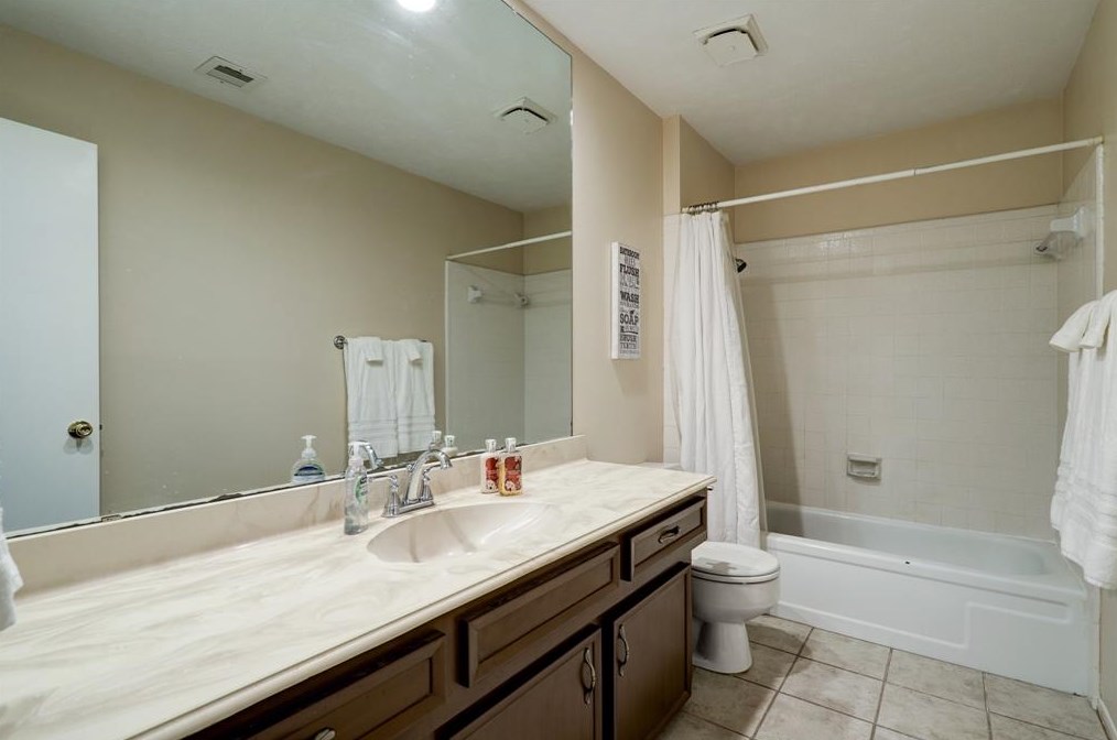 3022 Blue Mdw Cir, Sugar Land TX  exterior