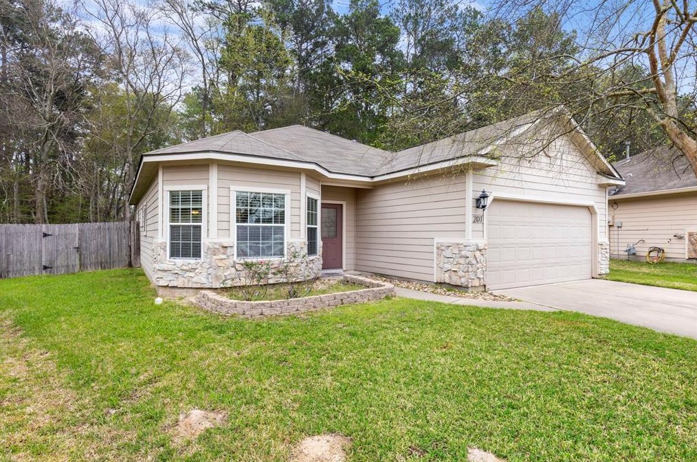 201 Summer Pine Ct, Conroe, TX 77304