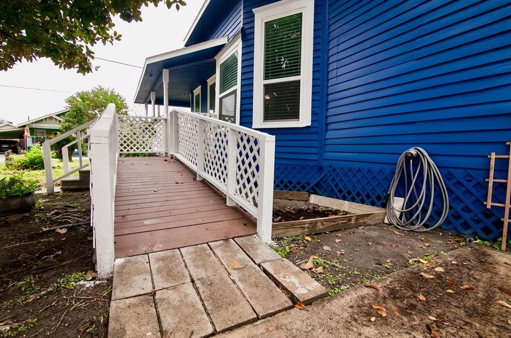 4919 Walker St, Houston TX  77023-1348 exterior