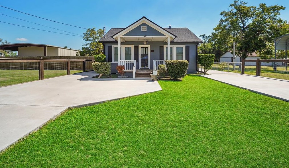 307 S 5th St, Highlands, TX 77562