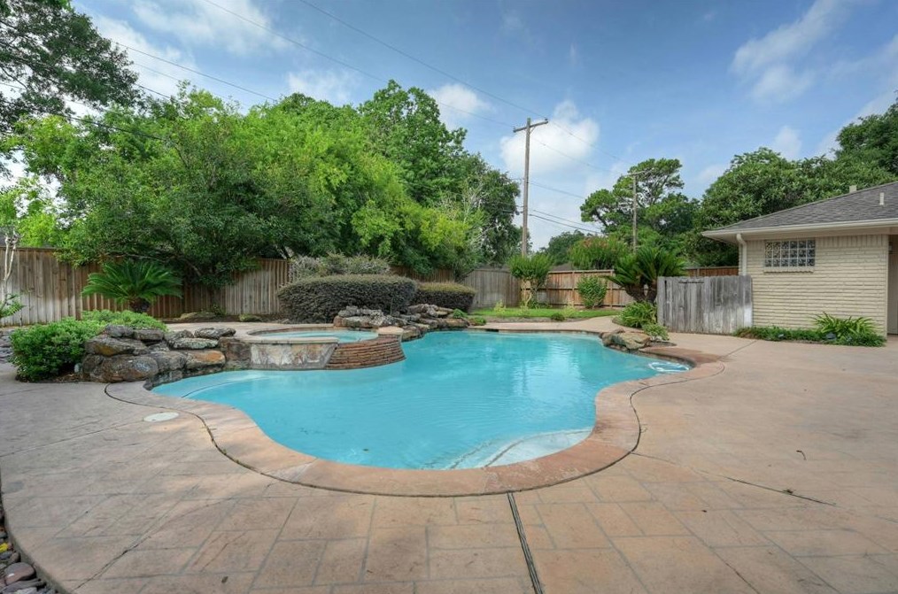 4327 Silverwood Dr, Houston TX  77035-3635 exterior
