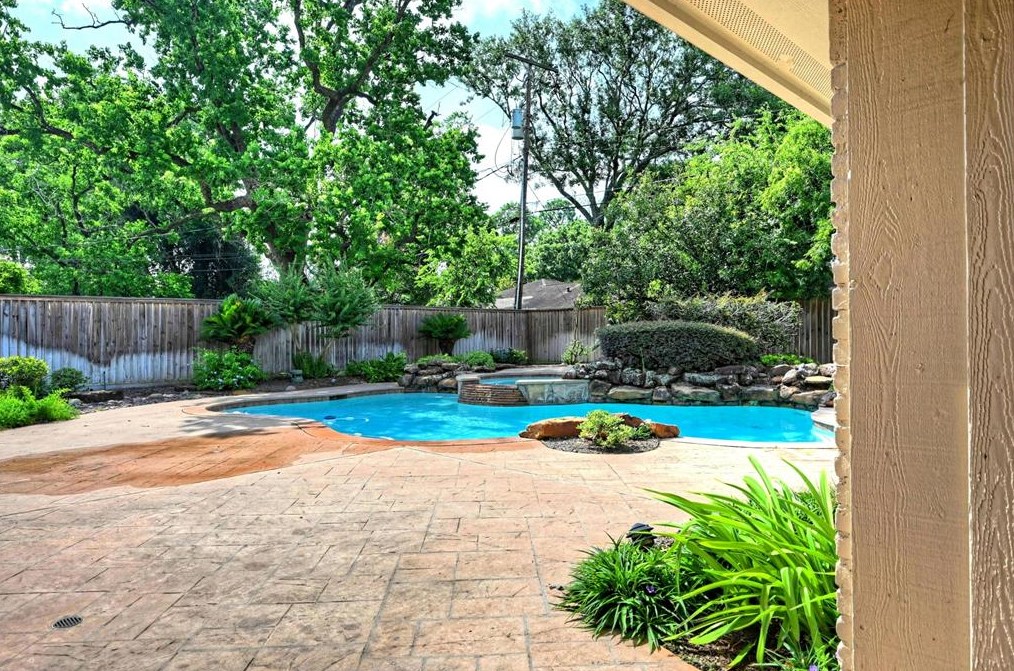 4327 Silverwood Dr, Houston TX  77035-3635 exterior