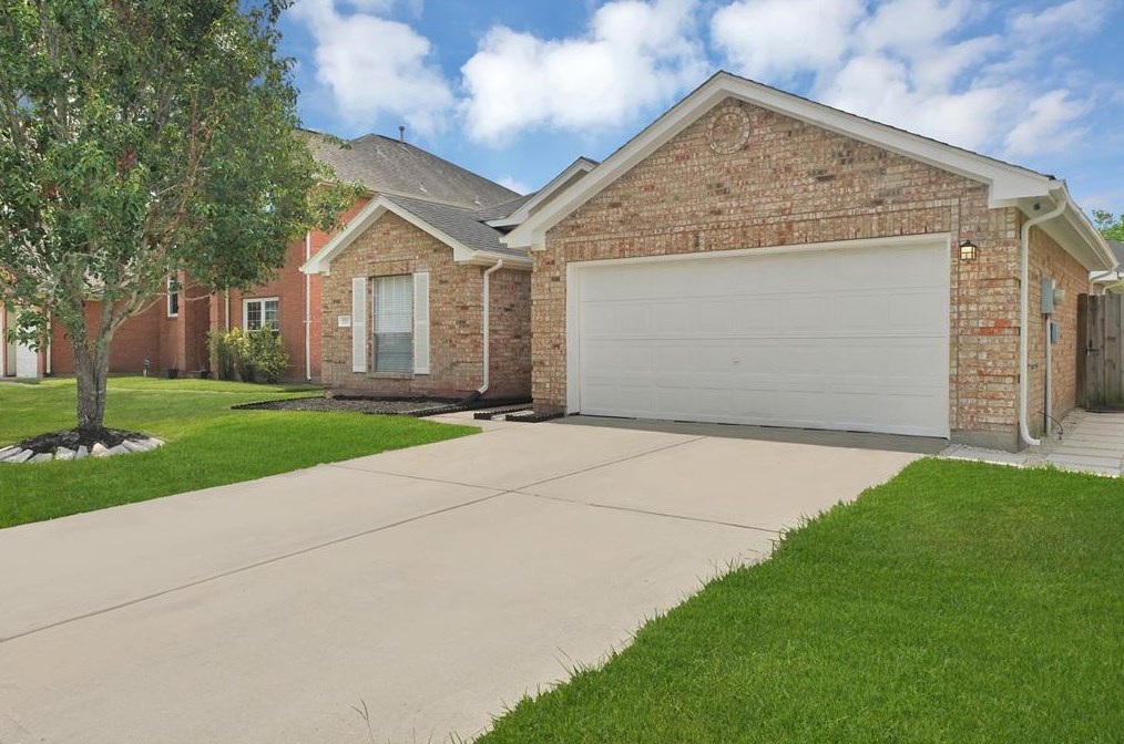 1211 Peacham Ct, Fresno, TX 77545
