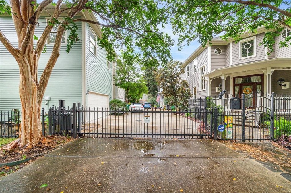 2247 Columbia St, Houston TX  77007-1636 exterior