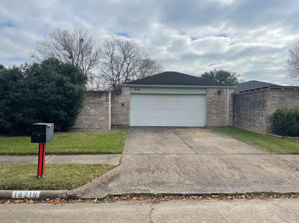 16219 New Field Dr, Houston, TX 77082-2832