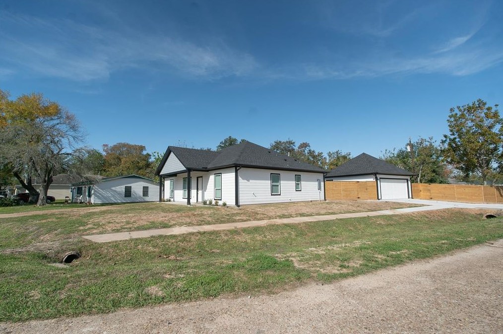 600 Azalea Dr, La Marque, TX 77568