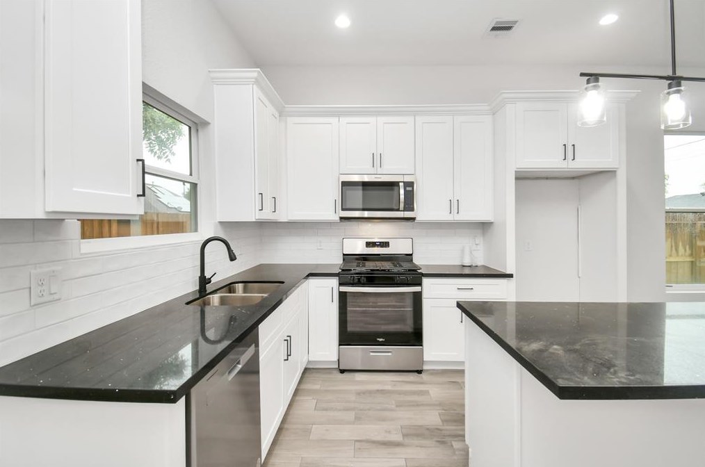 3433 Shelby Cir, Houston TX 77051-1256 exterior