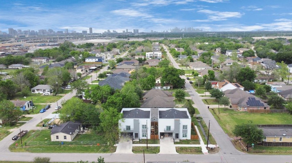 3433 Shelby Cir, Houston TX 77051-1256 exterior