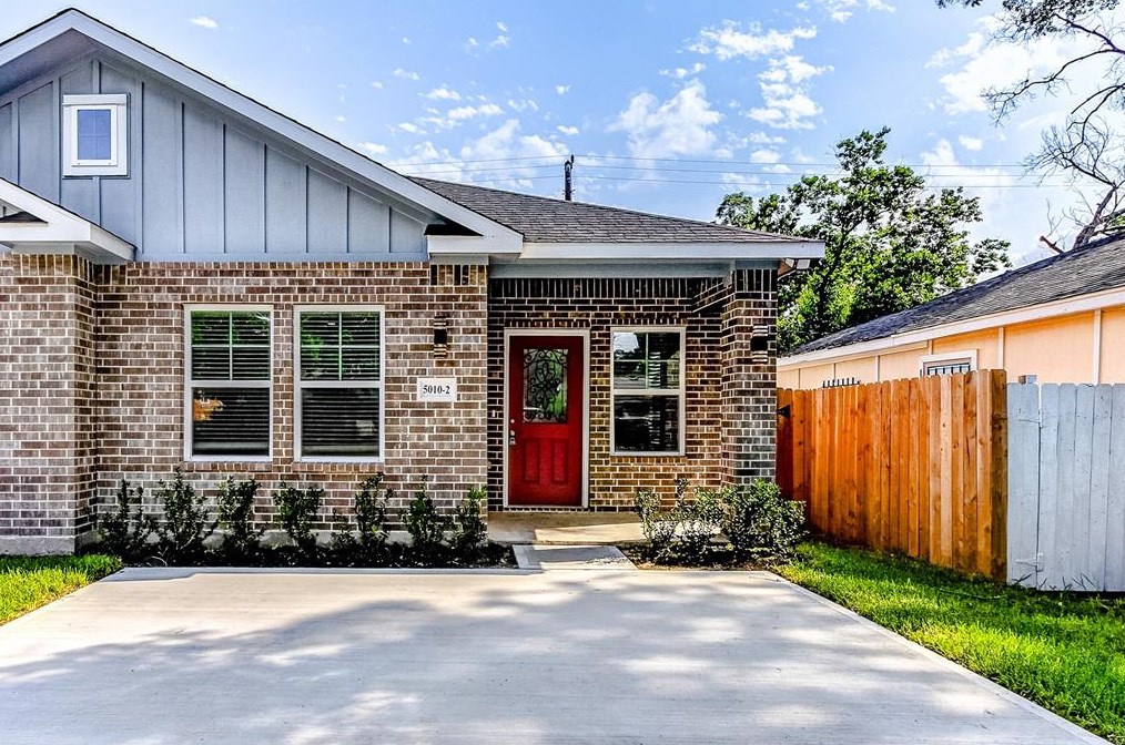 5010 Van Fleet St, Houston, TX 77033-3425