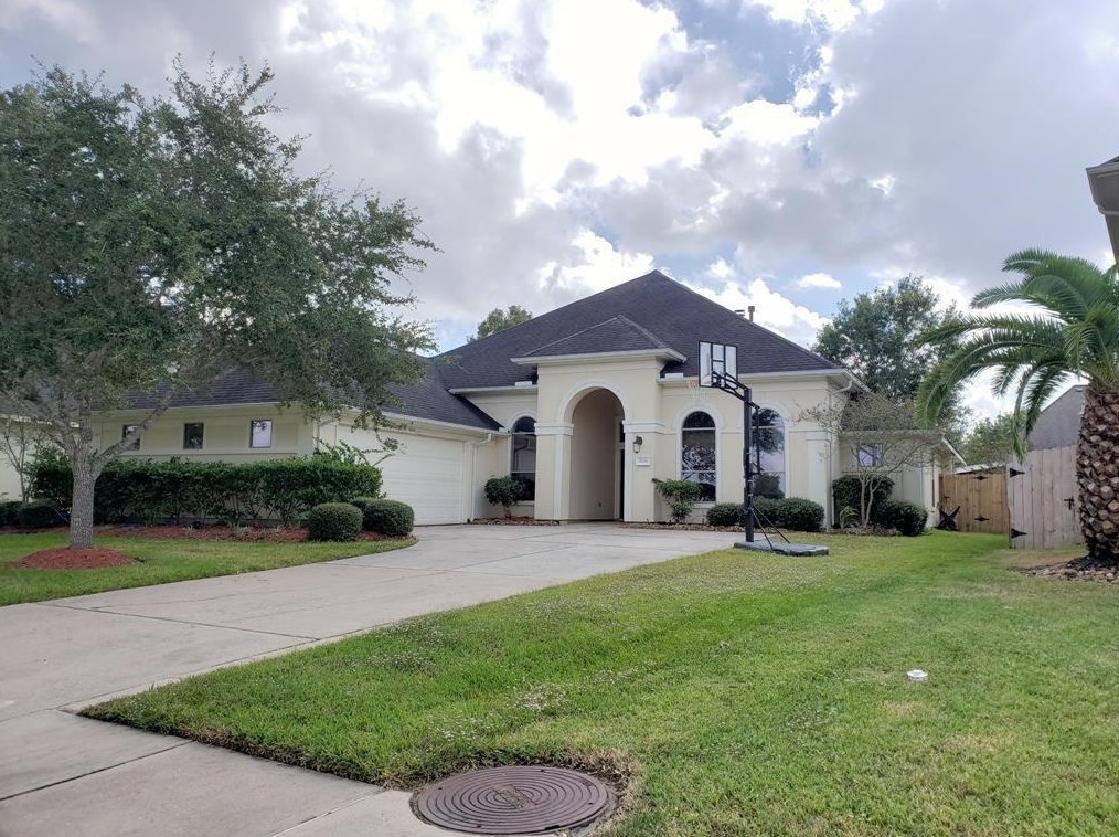 2826 Sea Channel Dr, Taylor Lake Village, TX 77586-1638