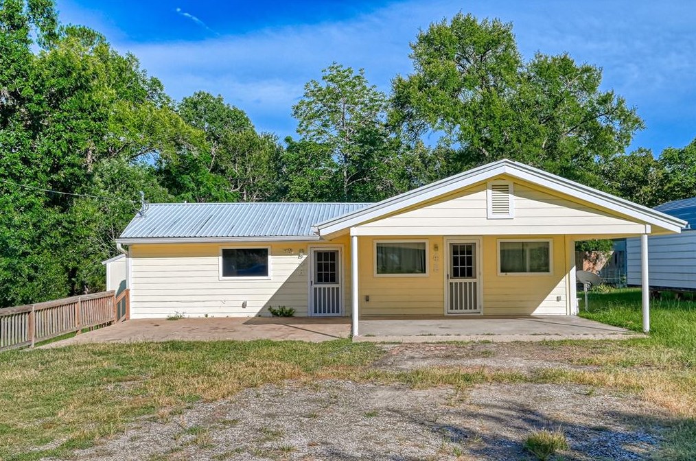 4 Rainbow Dr, Huntsville, TX 77320