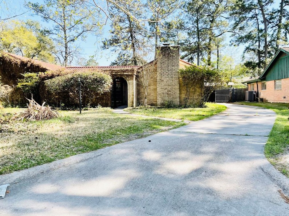 215 W North Hill Dr, Spring, TX 77388