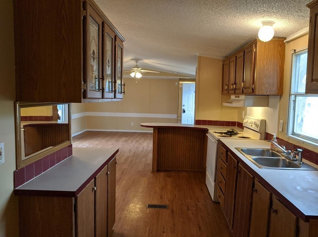524 Louisiana Ave Trlr 38, Bacliff, TX 77518