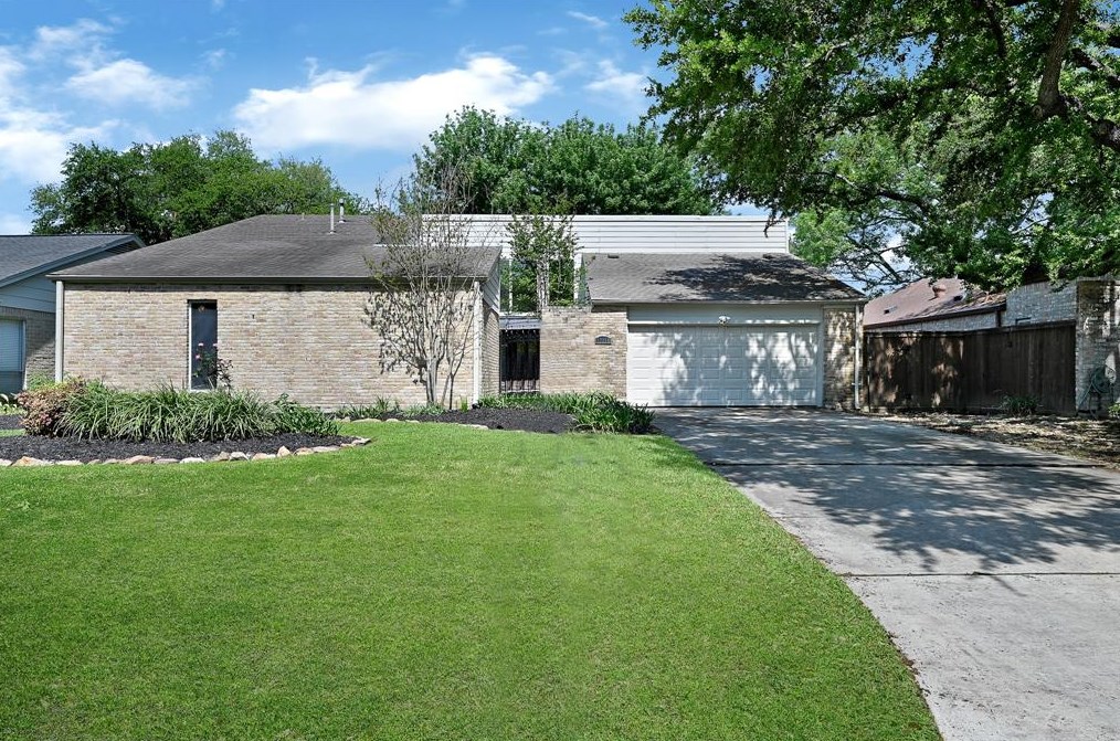 12118 Nova Dr, Houston, TX 77077-4010